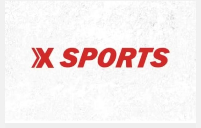 Logotipo X-Sports em vermelho sobre fundo branco texturizado.