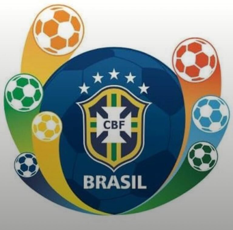 Emblema da CBF sobre uma bola azul, com cinco estrelas brancas no topo, a sigla “CBF” no escudo e a palavra “BRASIL” abaixo; arcos em verde, amarelo, laranja e azul com pequenas bolas de futebol ao redor.