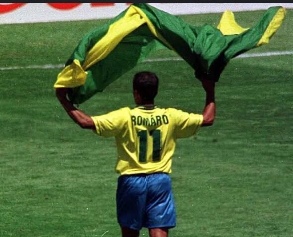 Romário comemora título de 1994 erguendo a bandeira do Brasil no gramado