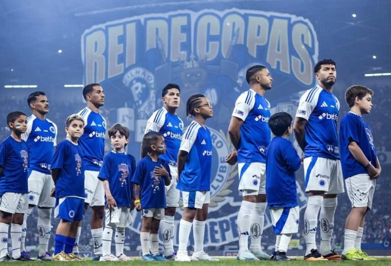Jogadores do Cruzeiro comemoram em roda a classificação para a semifinal da Copa do Brasil 2025.