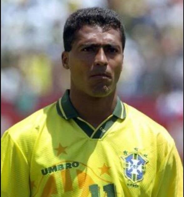 Romário observa atentamente durante partida da Copa do Mundo de 1994.