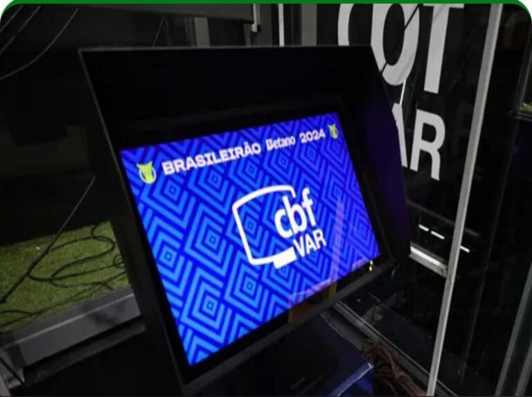 Monitor do VAR exibindo a tela da CBF durante partida do Brasileirão 2024.