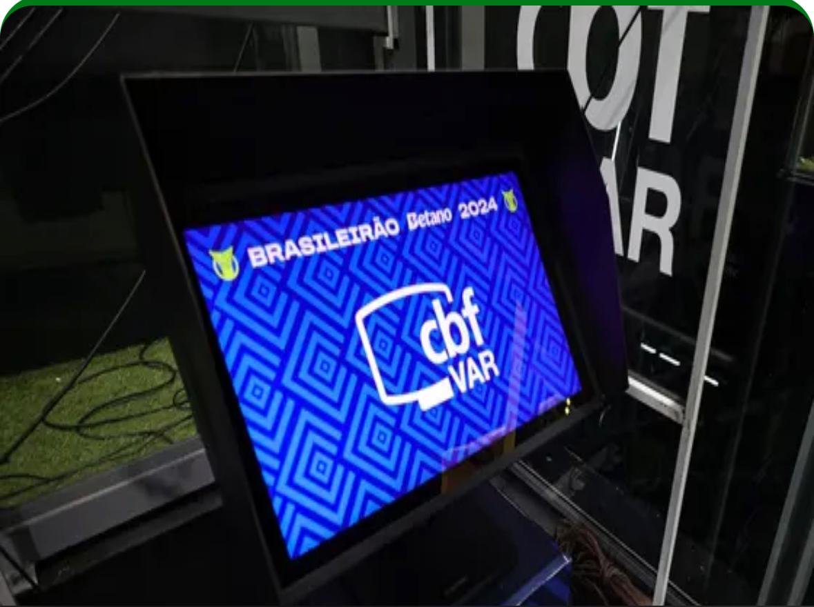 Monitor do VAR exibindo a tela da CBF durante partida do Brasileirão 2024.