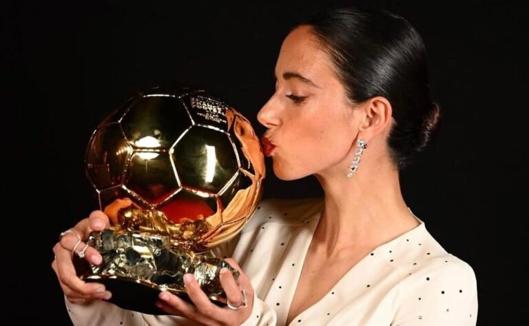 Aitana Bonmatí beija a Bola de Ouro após conquistar o prêmio de melhor jogadora do mundo pela terceira vez consecutiva.