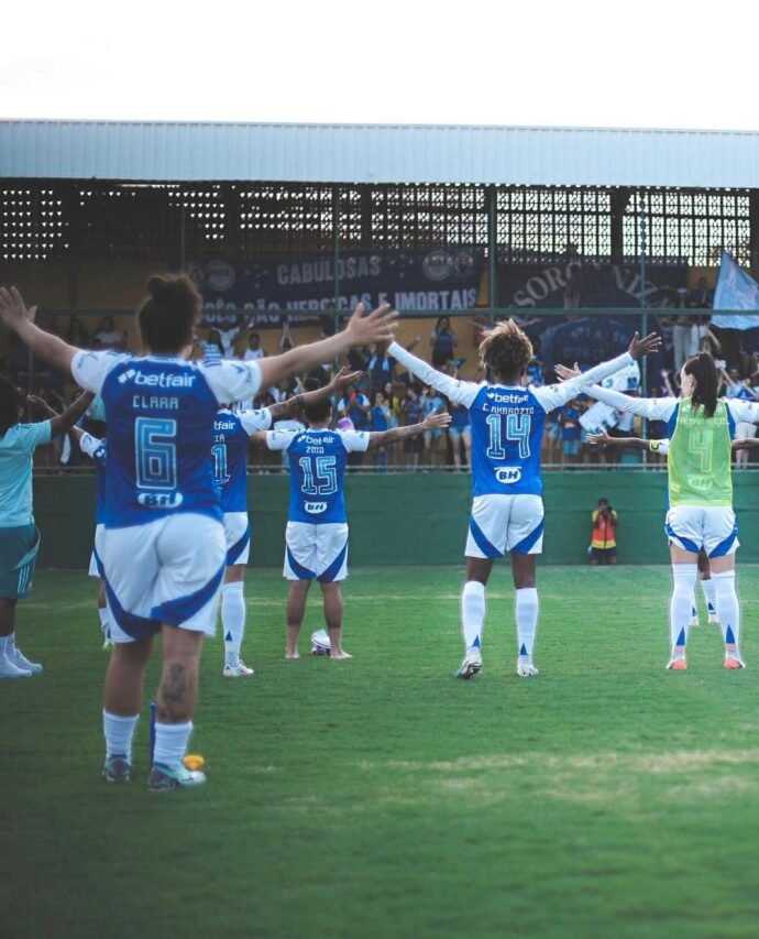 Jogadoras do Cruzeiro Feminino agradecem a torcida após goleada de 21 a 0 sobre o Araguari no Mineiro Feminino 2025.
