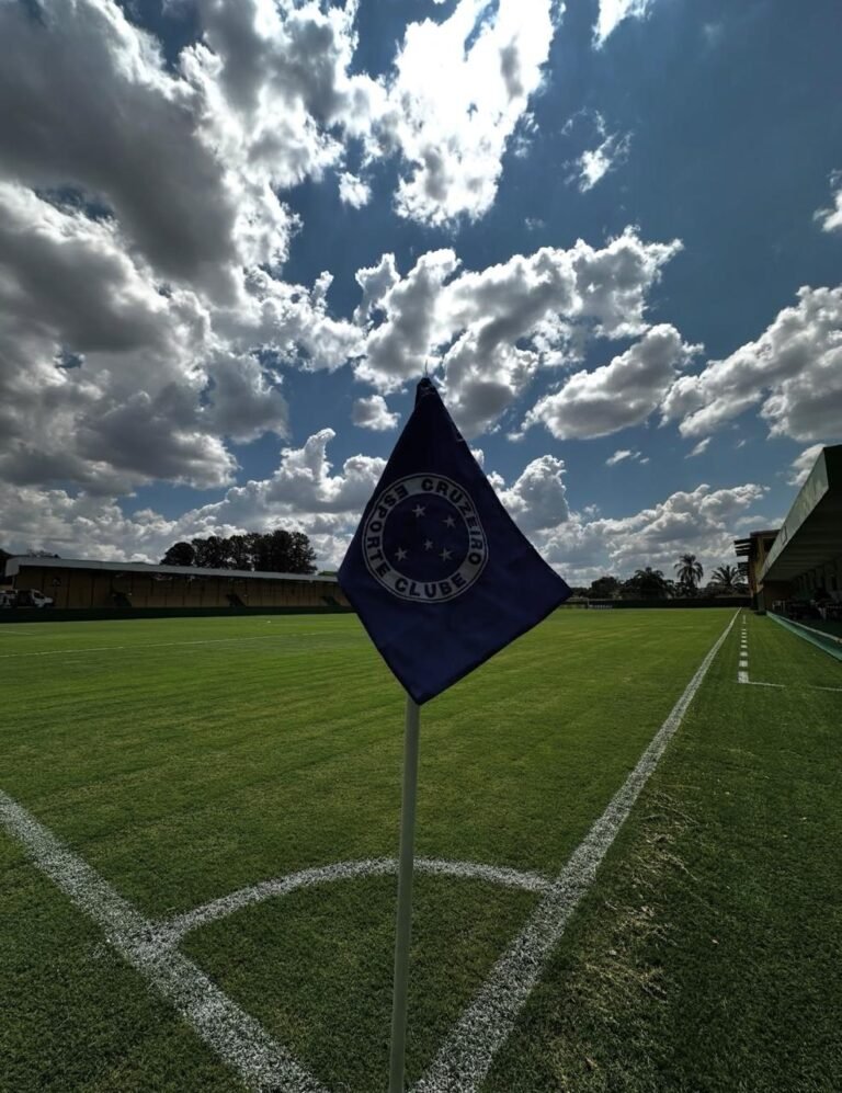 Bandeirinha do Cruzeiro no escanteio com céu azul ao fundo no estádio da goleada de 21 a 0 pelo Mineiro Feminino 2025.