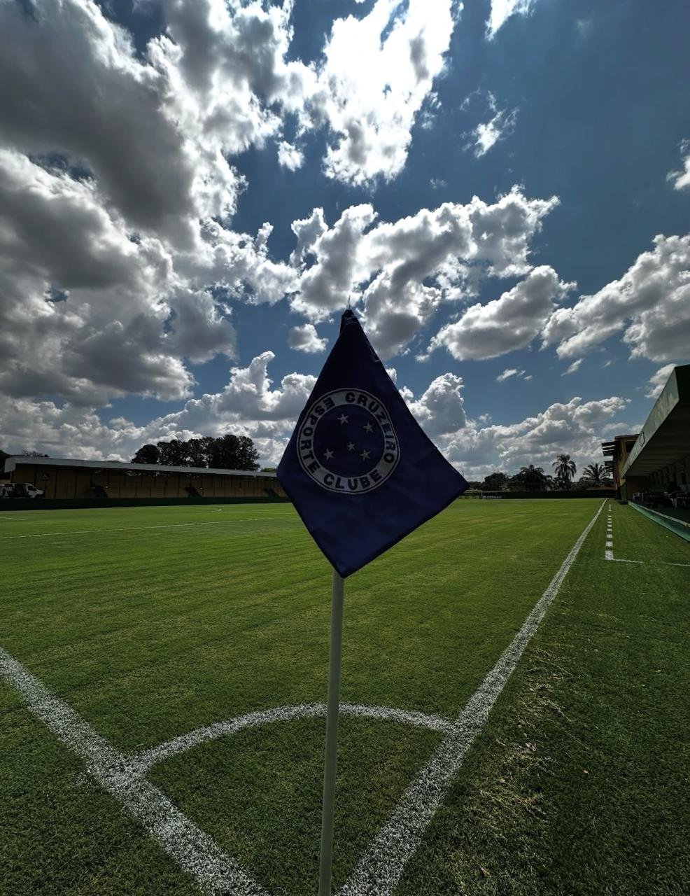 Bandeirinha do Cruzeiro no escanteio com céu azul ao fundo no estádio da goleada de 21 a 0 pelo Mineiro Feminino 2025.